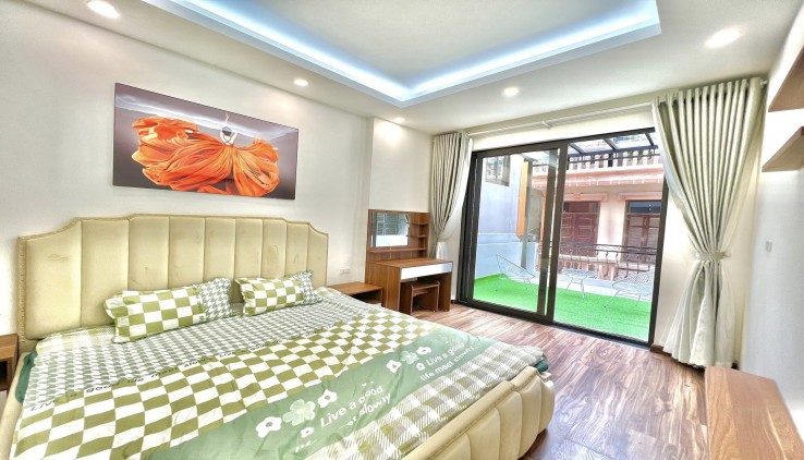 135m Nhỉnh 10 Tỷ Phố Hoàng Quốc Việt Cầu Giấy. Vài Bước Chân Ra Ô Tô Tránh. Cạnh Nhiều Trường Đại Học. Khu Dân Trí Cao An Ninh Tốt.Chủ Cần Bán Nhanh.