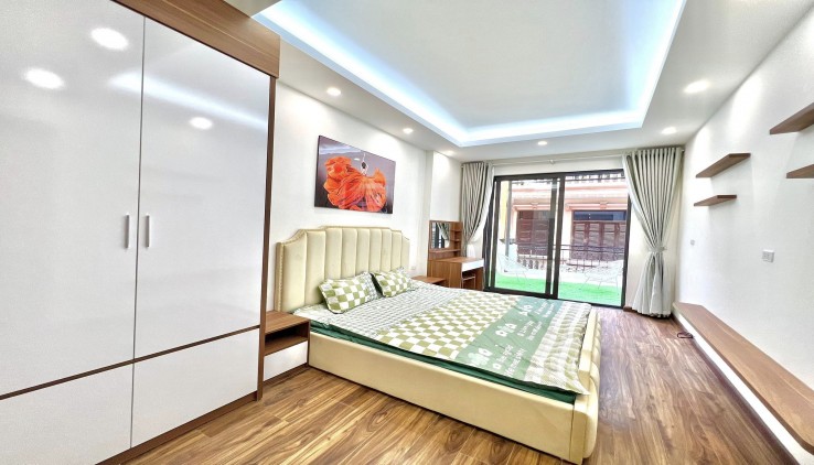 135m Nhỉnh 10 Tỷ Phố Hoàng Quốc Việt Cầu Giấy. Vài Bước Chân Ra Ô Tô Tránh. Cạnh Nhiều Trường Đại Học. Khu Dân Trí Cao An Ninh Tốt.Chủ Cần Bán Nhanh.