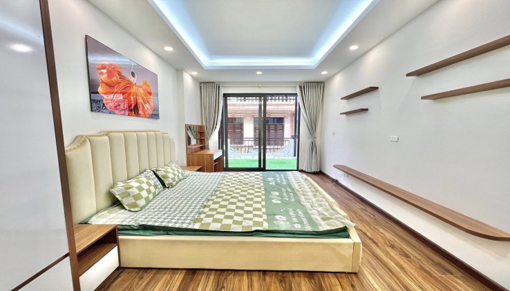 135m Nhỉnh 10 Tỷ Phố Hoàng Quốc Việt Cầu Giấy. Vài Bước Chân Ra Ô Tô Tránh. Cạnh Nhiều Trường Đại Học. Khu Dân Trí Cao An Ninh Tốt.Chủ Cần Bán Nhanh.