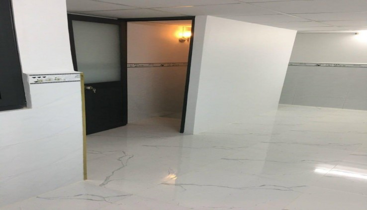 Nhà ngay ĐH Văn Lang cơ sở 1, Q1, 8m ra mặt tiền, 3 x 6m, 2 tầng, nhà mới, giá 2,6 tỉ