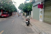 Mặt phố rát bạc Kẻ Tạnh, Giang Biên,Long Biên. ô tô tải tránh nhau, kinh doanh hoặc toà nhà văn phòng.