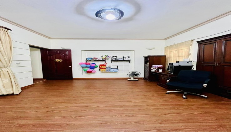 Bán Nhà Mặt Phố Tô Hiệu Quận Cầu Giấy. Sổ 115m Thực Tế 200m Mặt Tiền 7.2m Nhỉnh 48 Tỷ. Cam Kết Ảnh Thật Mô Tả Chính Xác. Chủ Muốn Bán Nhanh Lo Việc