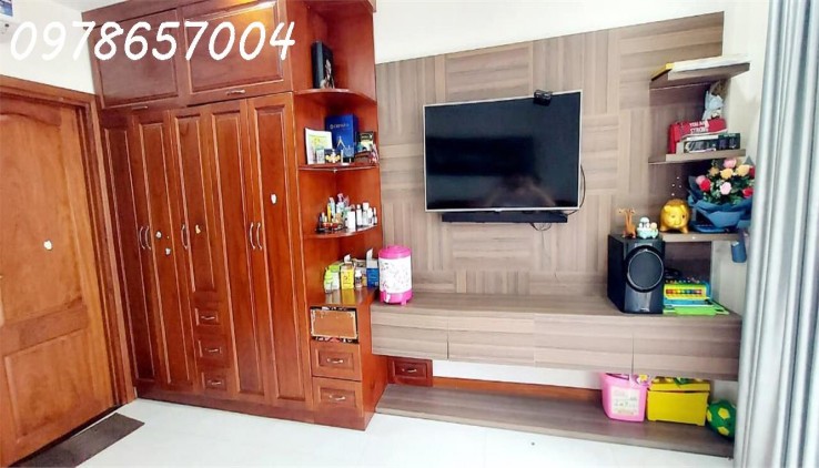 Nhà HXH Bạch Đằng,nhỉnh 10 tỷ, sát mặt tiền, lô góc 2 mặt thoáng, 50m2. 5x10, kinh doanh gì cũng dễ