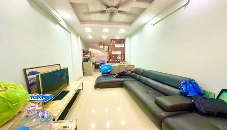 Bán nhà ngõ 296 Lĩnh Nam 40m 5 tầng oto tận cửa