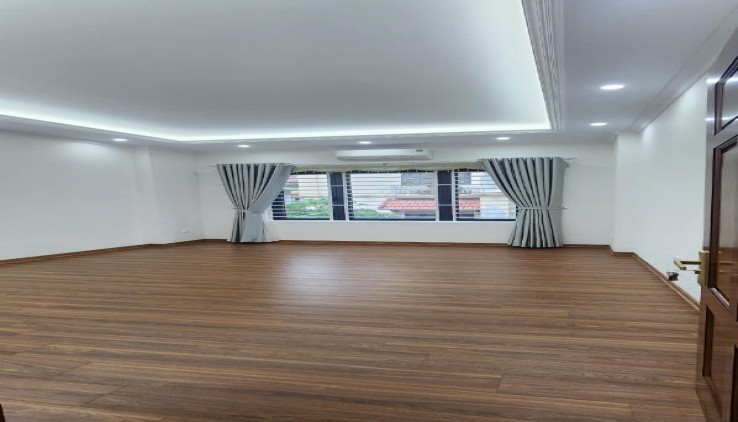 PHÂN LÔ - VỈA HÈ - Ô TÔ - KINH DOANH Trần Quốc Hoàn 55m2 5 tầng 4m mặt tiền giá chào 19 tỷ - nhà mới - thang máy - kinh doanh vp