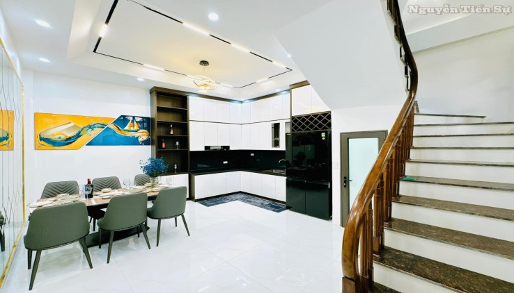 BÁN NHÀ ĐẸP  HIẾM - CHỦ ĐI NƯỚC NGOÀI NHỜ EM BÁN - CẦU GIẤY 50M - 3 BƯỚC RA PHỐ - XUÂN THỦY GIÁ 7,5 TỶ - NHÀ MỚI XÂY HIỆN ĐẠI.