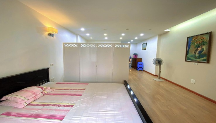 Nhà Đẹp Siêu Hiếm Cầu Giấy, Phố Vip Đỗ Quang 52m x 5T x Mt 4.6m. Giá 25 tỷ.