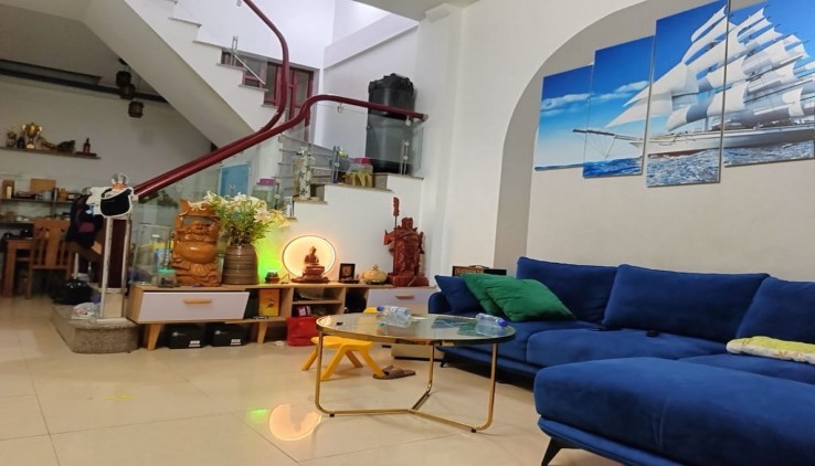 NHÀ MẶT NGÕ THÔNG - KINH DOANH - DÂN XÂY - SỔ VUÔNG
Thiết kế nhiều phòng,phù hơp với nhà nhiều người