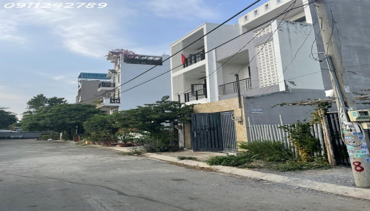 Bán nhà 3 tầng xe hơi đỗ cửa, gần chợ, cách Nguyễn Duy Trinh 500m - Tiện về Quận 2 và các Quận trung tâm - Giá rất tốt