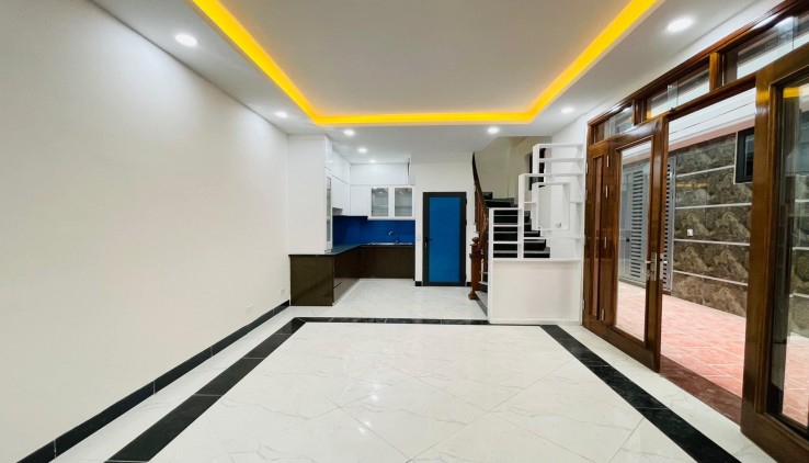 Cho thuê văn phòng tại Louis City Hoàng Mai 75m x 5 tầng mt 6m full nội thất