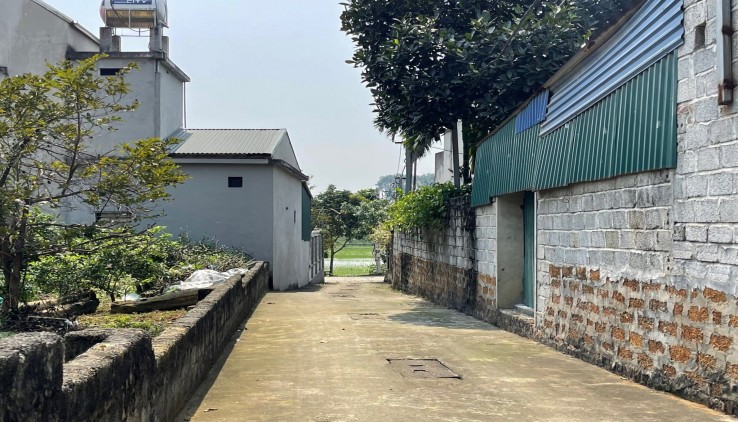 Cc gửi bán lô 42m2, mt=mh=5m, nhỉnh 1.x tỷ (x nhỏ xíu), Ninh Sơn, tt Chúc Sơn,