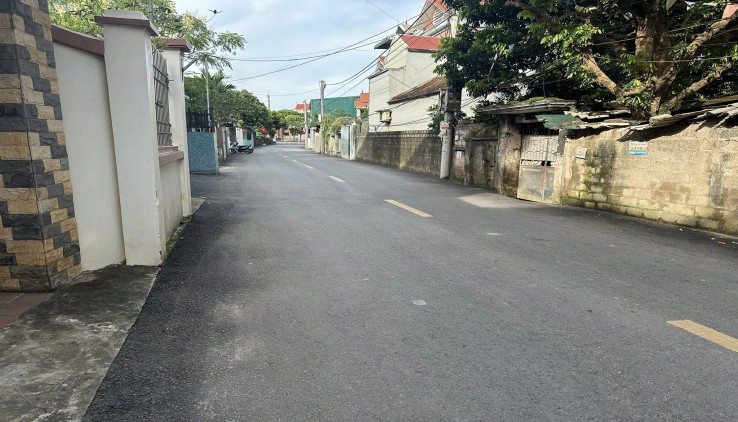 Cc gửi bán 56.7m2, mt 4.5m, 3.x tỷ, mặt trục chính Phụng Châu, dải nhựa asphan, kinh doanh, ô tô tránh.