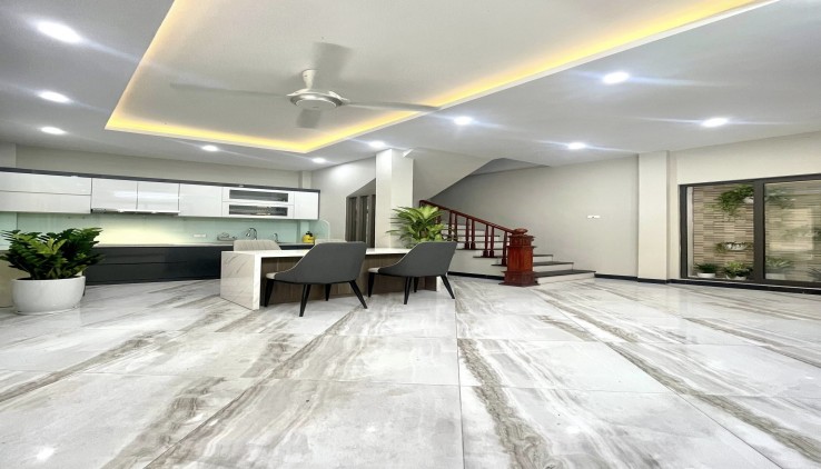 Bán nhà Kim Ngưu, 36m2, 5 tầng, mặt tiền 5.7m, giá 8,2 tỷ, đẹp mới, ô tô con đỗ cửa