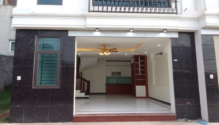 Cc gửi bán nhà 4 tầng, 37.3m2, giá chỉ 3.x tỷ (x nho nhỏ), mt 5m, hậu 5.1 m, tại Tràng An, tt Chúc Sơn, Chương Mỹ, Hà Nội, ô tô vào nhà, gara, giáp