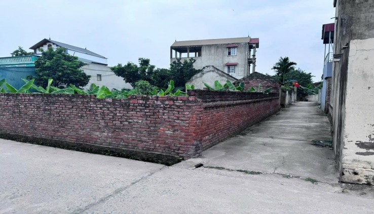 Chỉ hơn 700 triệu!
- Chính chủ gửi em bán độc quyền lô đất 
42m2 thôn Yên Kiện, xã Đông Sơn, Chương Mỹ, HN
- Đường thông ô tô vào tận đất 
- Full