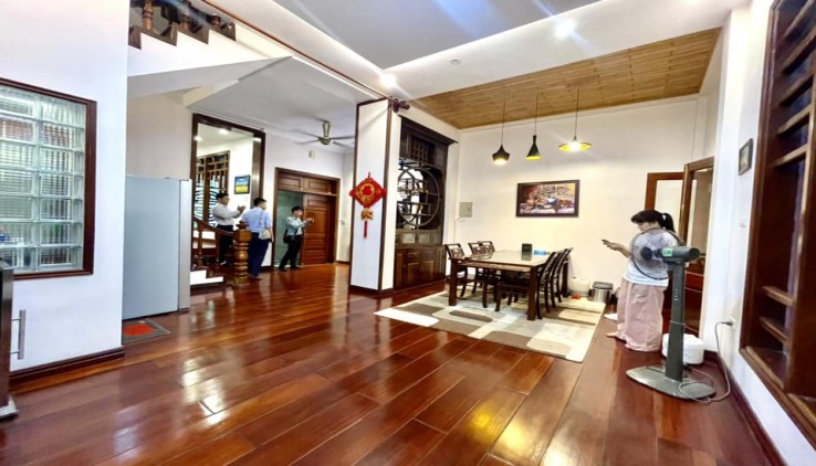 Nguyễn Khánh Toàn 109M 5T 6MT 
GIÁ 22.8 tỷ Cầu Giấy 

GẦN PHỐ, 2 THOÁNG TRƯỚC SAU, CÓ CHỖ LẮP THANG MÁY, MẶT NGÕ KINH DOANH, ĐỒ GỖ TIỀN TỶ