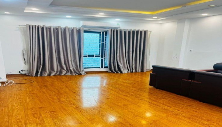 Bán nhà cạnh UBND phường Biên Giang, Hà Đông, 40m2, xây 5 tầng, giá 2X tỷ có thương lượng