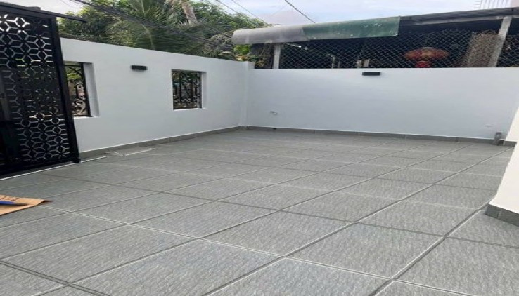 CẦN BÁN: NHÀ LÔ GÓC 2 NHÀ 03 TẦNG, CÓ SÂN Ô TÔ, MÊ ĐÚC,HẺM CẦU DỨA PHÚ NÔNG