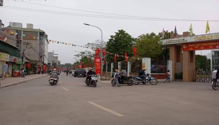 Bán lô đất Đức Diễn mặt kinh doanh họp chợ ngày đêm, ô tô tải tránh, khu vực hồ Đức Diễn, Phúc Diễn, Bắc Từ Liêm, Hà Nội.
+ Diện tích: 69m².Mặt