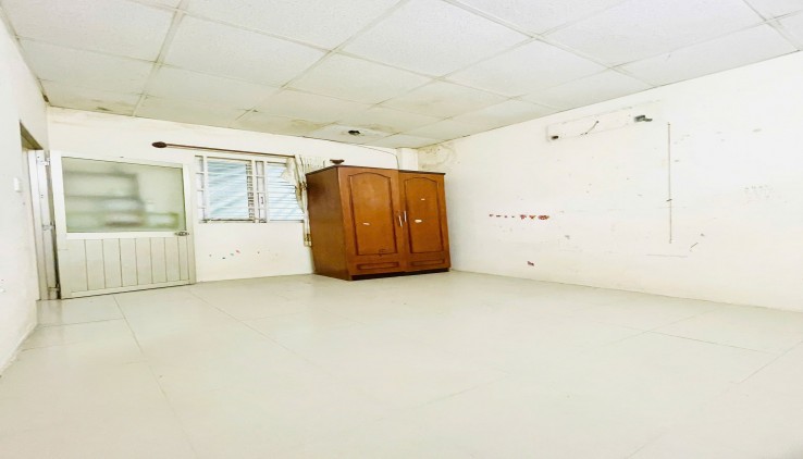 BÁN NHÀ GẤP XE TẢI THÔNG CHỈ 1TỶ89, NHÀ 2 TẦNG SHR, 44M2 NGANG HƠN 7.3M, NGAY CHỢ HÓC MÔN. HIẾM CÓ KHÓ TÌM.