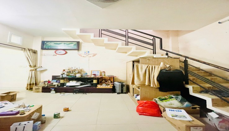 BÁN NHÀ GẤP XE TẢI THÔNG CHỈ 1TỶ89, NHÀ 2 TẦNG SHR, 44M2 NGANG HƠN 7.3M, NGAY CHỢ HÓC MÔN. HIẾM CÓ KHÓ TÌM.