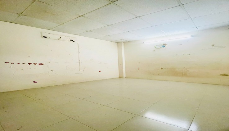 BÁN NHÀ GẤP XE TẢI THÔNG CHỈ 1TỶ89, NHÀ 2 TẦNG SHR, 44M2 NGANG HƠN 7.3M, NGAY CHỢ HÓC MÔN. HIẾM CÓ KHÓ TÌM.