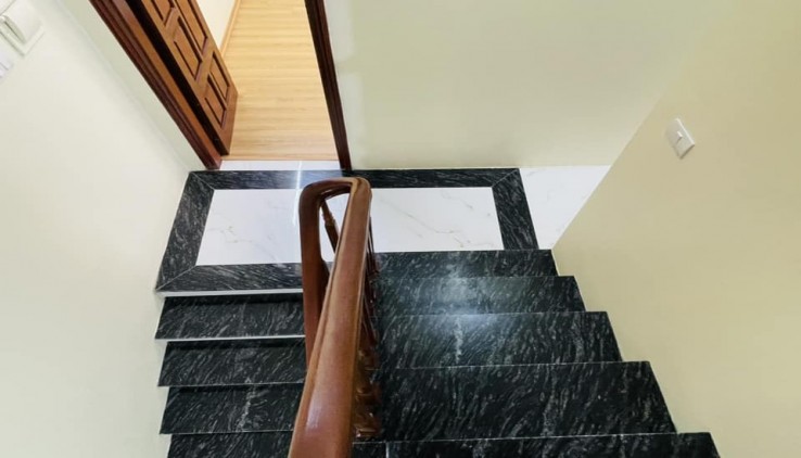 Nhà Đẹp 5 Tầng Ở Ngay, Phố Ngọc Khánh, Ba Đình, DT 50m2, MT 6m, Gần Ngay Ô Tô, Nhỉnh 9 Tỷ.