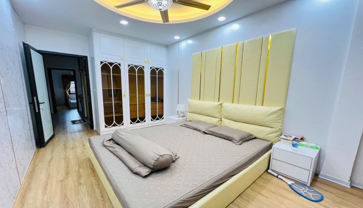 ⚜️Bán Nhà Ô Tô Đỗ Cổng  Đặng Tiến Đông 44 M2 5T MT 4 M, Chỉ 11 Tỷ ⚜️