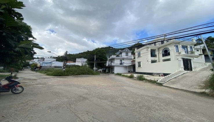 Nhà 2 tầng đường Hoà Trung - Vĩnh Hoà,Nha Trang. 