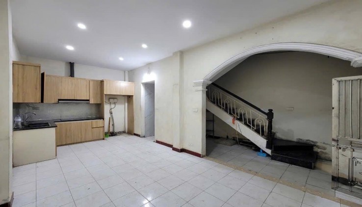 ✳️Nhỉnh 6 tỷ Bán Nhà Hoà Bình 30M2 5T MT 4.8 M, Chỉ 6.8 Tỷ Mặt Ngõ Kinh doanh 3 bước ra ngay phố✳️
