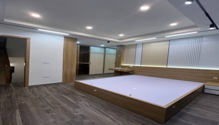 Căn nhà đẹp, tọa lạc tại ngõ thông giữa Lê Trọng Tấn và Hoàng Văn Thái, cách mặt ngõ ô tô tránh chỉ 10m, thuận tiện di chuyển.
Giá: 6.95 tỷ VNĐ,