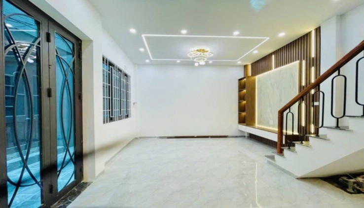 Mặt tiền rộng rãi, cách phố chỉ 30m - Nhà 6 phòng ngủ, mỗi phòng đều có ban công và thiết kế nở hậu.