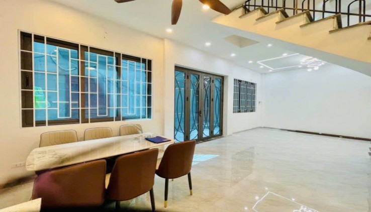 Mặt tiền rộng rãi, cách phố chỉ 30m - Nhà 6 phòng ngủ, mỗi phòng đều có ban công và thiết kế nở hậu.