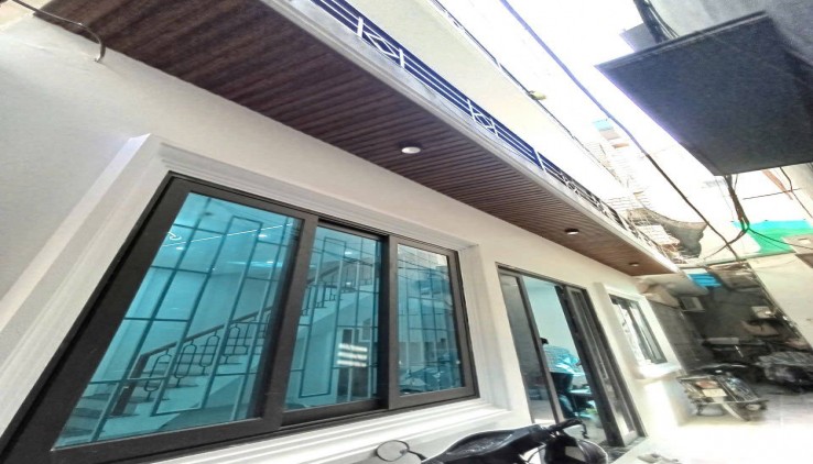 Nhà phố mặt tiền siêu rộng, chỉ 30m đến đường lớn - 6 phòng ngủ với ban công, nở hậu.