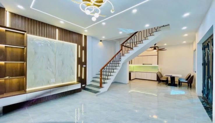 Mặt tiền rộng rãi, cách phố chỉ 30m - Nhà 6 phòng ngủ, mỗi phòng đều có ban công và thiết kế nở hậu.