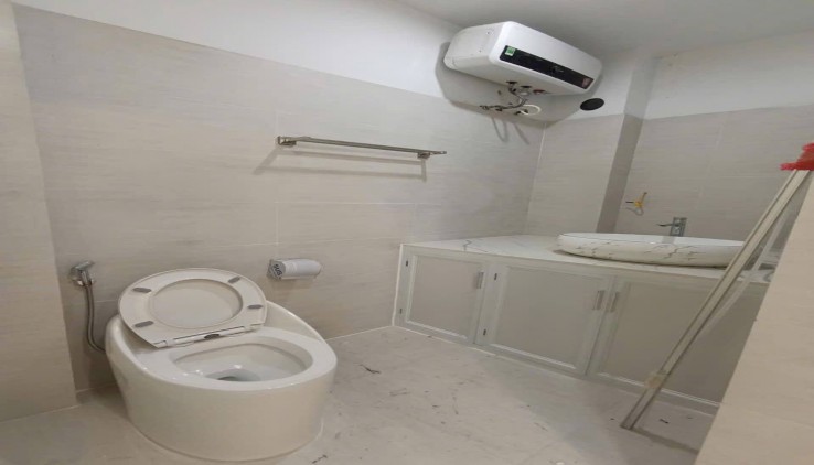 Mặt tiền rộng rãi, cách phố chỉ 30m - Nhà 6 phòng ngủ, mỗi phòng đều có ban công và thiết kế nở hậu.