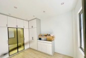 Nhà phố mặt tiền siêu rộng, chỉ 30m đến đường lớn - 6 phòng ngủ với ban công, nở hậu.