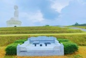 Bán khuôn viên mộ đơn diện tích 3,5m2. Giá 64 triệu bao gồm đầy đủ trọn gói bia mộ bằng đá và cảnh quan cây xanh. Miễn phí 50 năm chi phí chăm sóc mộ