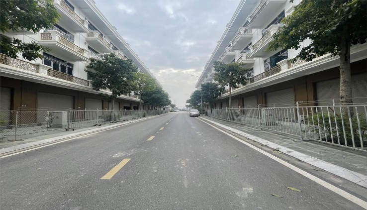 NHÀ PHỐ KĐT XUÂN HƯNG. GIAO NHÀ. SẴN SỔ SANG TÊN SỔ NGAY. LH: 0966 343 969