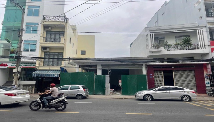 * Nhà mới 3 tầng + nội thất ( Nhà đúc , sổ hoàn công , nhà nở hậu . Vị trí đẹp)