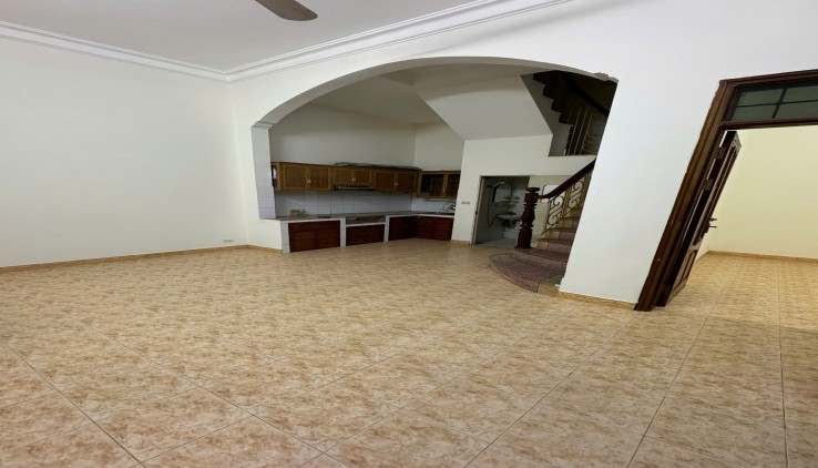 Cho thuê nhà Cầu Giấy, làm căn hộ dịch vụ 5 tầng x 61m2, 7 ngủ, mặt tiền 6m, 18tr/tháng