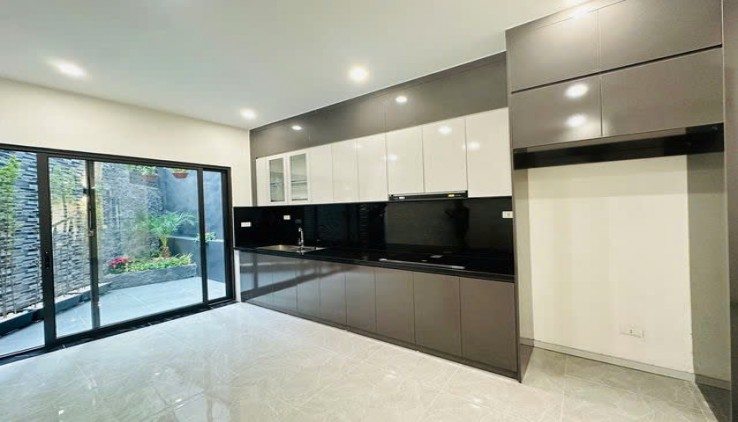 8.5 tỷ-Bồ Đề, Long Biên-gần hồ-ô tô tránh-ô tô vào nhà-2  thoáng-ở sướng vô cùng
