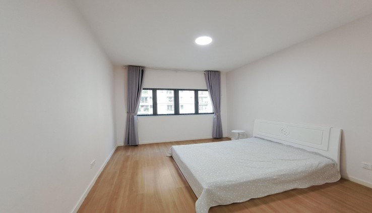 Bán căn hộ tập thể khu Thanh Nhàn, Hai Bà Trưng, gần Công viên Tuổi Trẻ, DT 82m2 sử dụng, gần phố, ôtô đỗ chân cầu thang. Hơn 3 tỷ.
