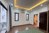 Chính chủ gửi ban căn nhà 5 tầng mới tinh phân lô ô tô đỗ cổng Long biên chỉ 4,5 tỷ